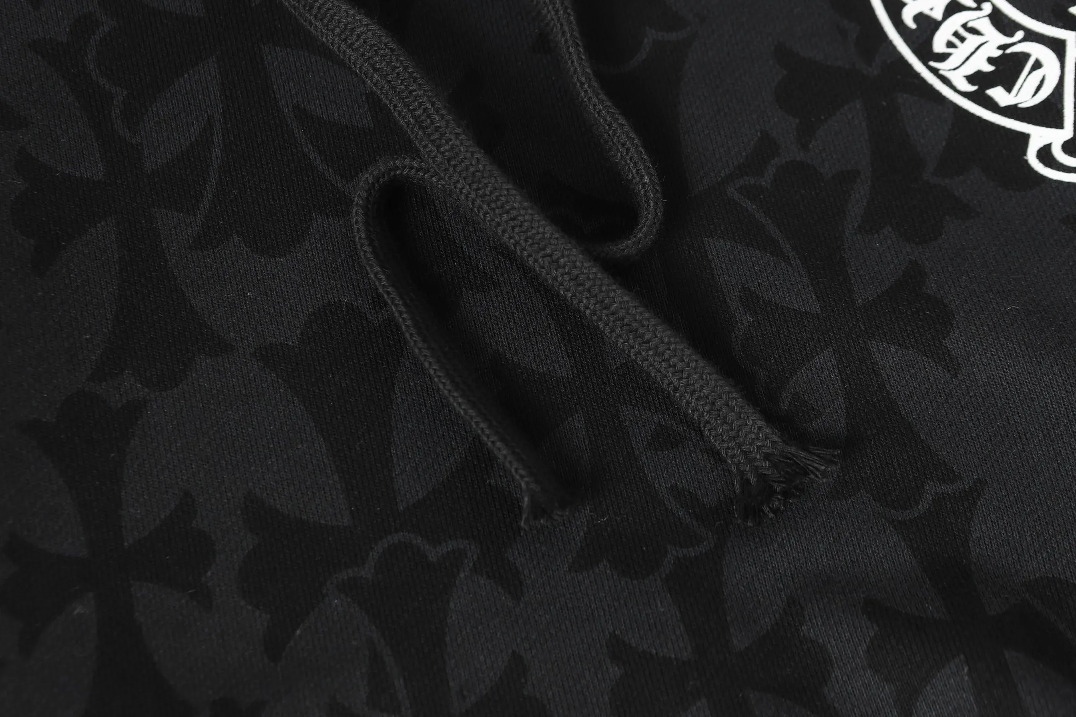 P280 #L3120 cross-border model. Those who pursue quality should not place an order. -Chrome Hearts/Chrome Heart Dark Pattern Cross✝️Horseshoe Sanskrit Hooded Sweatshirt -High weight, high density and high quality. The wool is soft, delicate and skin-friendly. It feels soft and silky. It has excellent warmth and skin-friendly properties.
